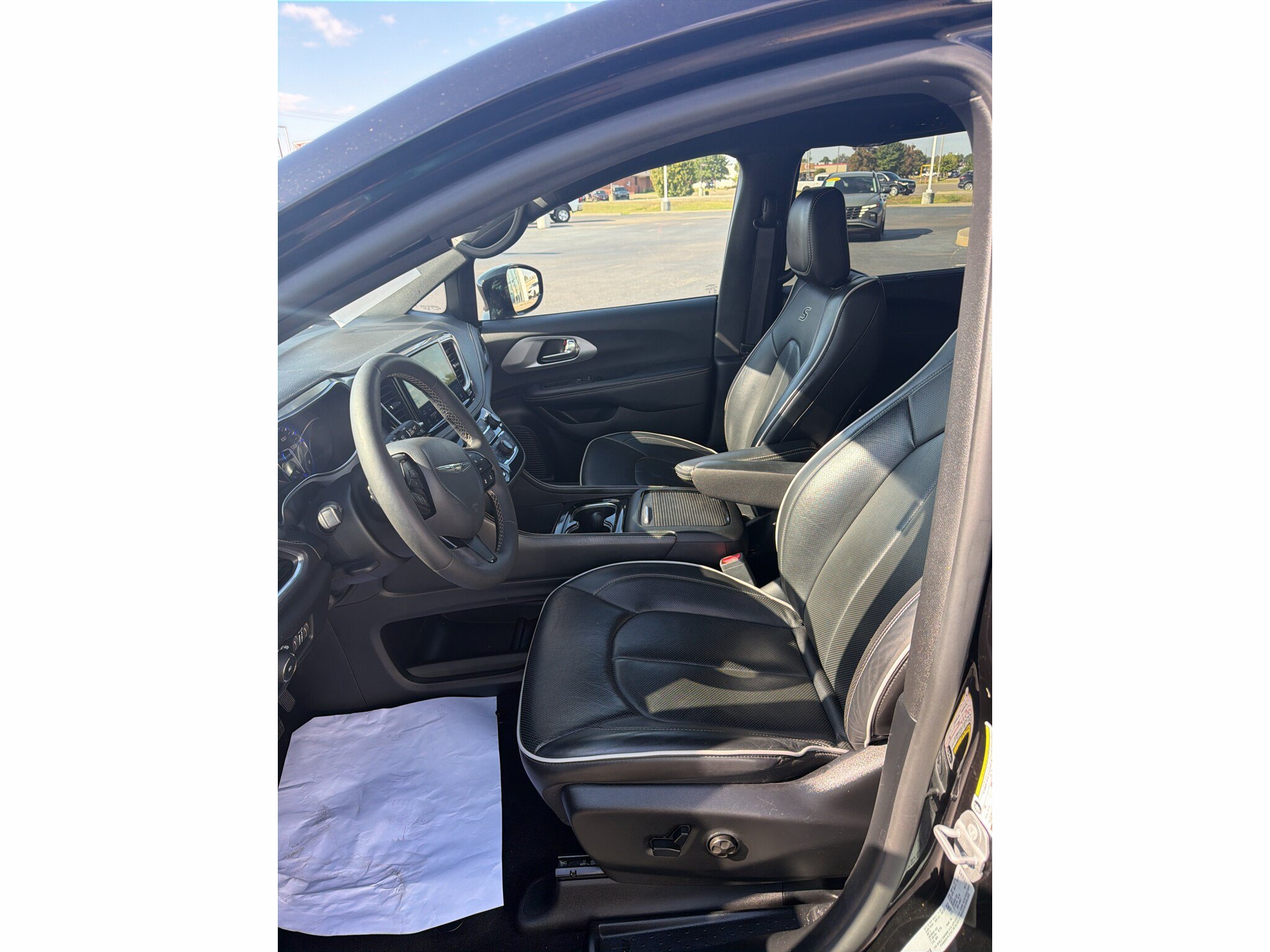 Used 2025 Chrysler Pacifica Limited FWD image 12
