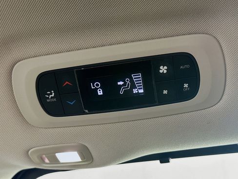 Used 2020 Chrysler Pacifica Limited w/ Advanced Safetytec Group FWD image 28