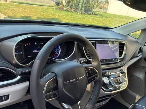 Used 2024 Chrysler Pacifica Limited FWD image 7