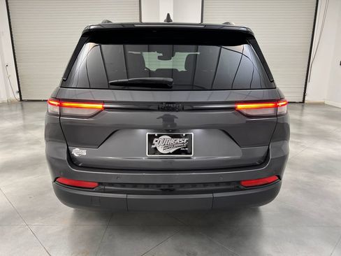Used 2024 Jeep Grand Cherokee Altitude RWD image 8