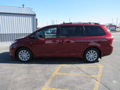 Used 2016 Toyota Sienna LE image 3
