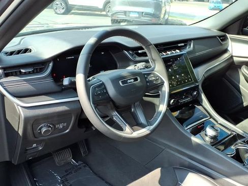 Used 2023 Jeep Grand Cherokee Altitude AWD/4WD image 5