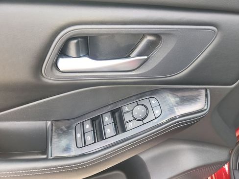 Used 2025 Nissan Rogue SV image 28