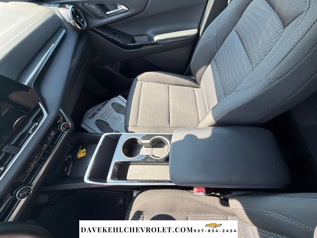 Used 2025 Chevrolet Equinox LT AWD/4WD image 16