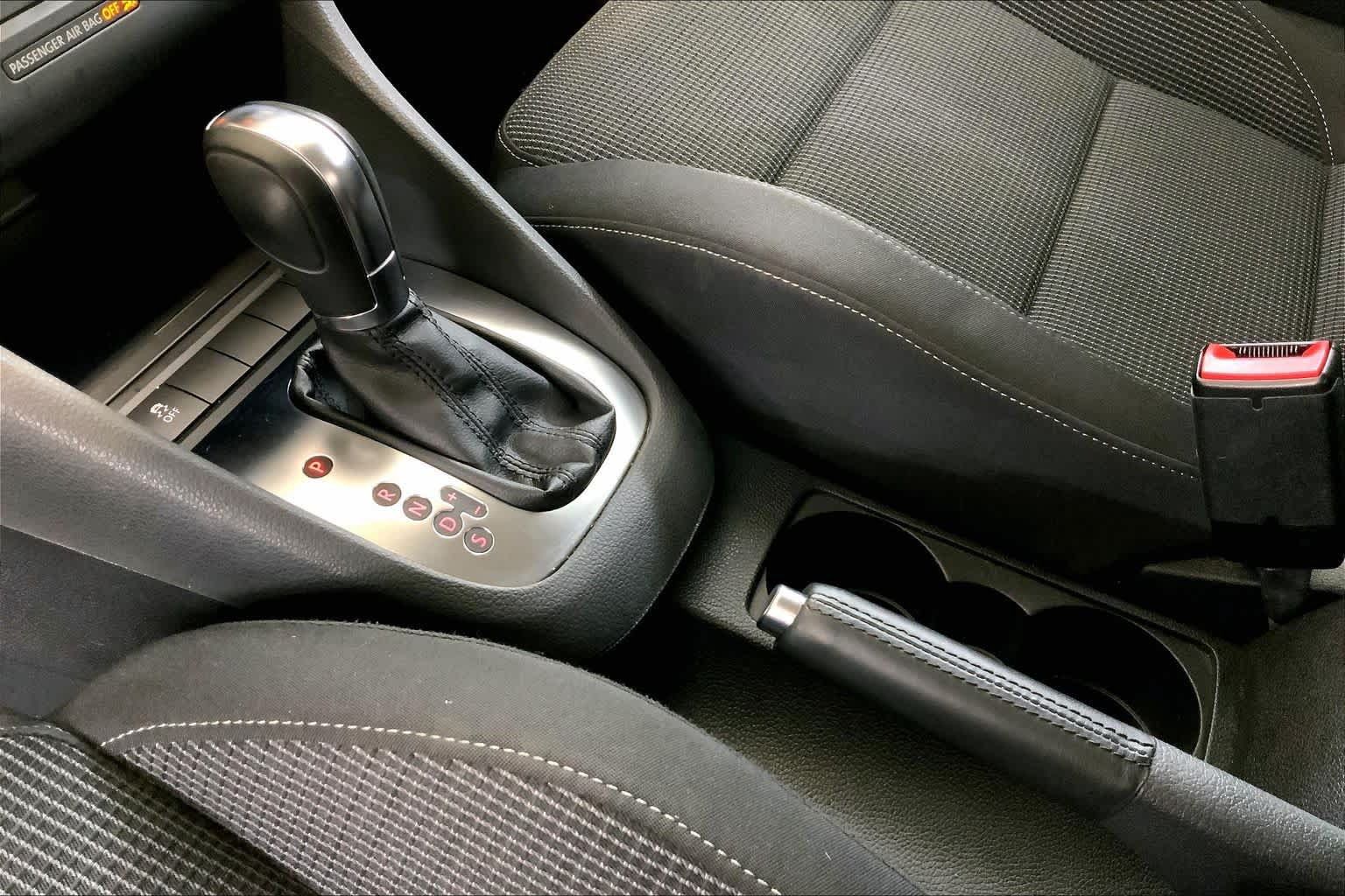Used 2013 Volkswagen Golf 4-Door FWD image 16