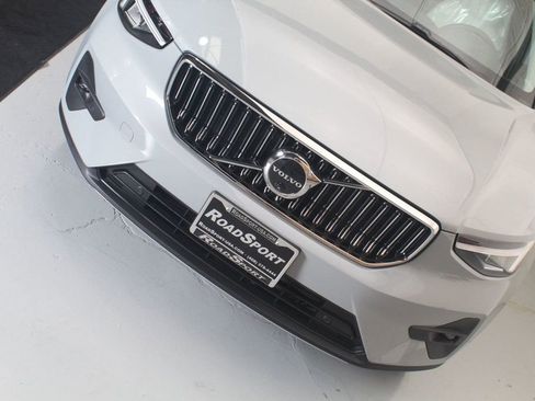 Used 2025 Volvo XC40 B5 Plus AWD/4WD image 9