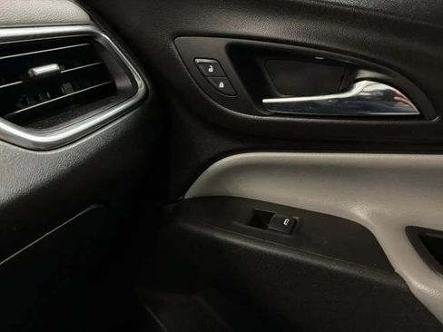 Used 2018 Chevrolet Equinox LS FWD image 17