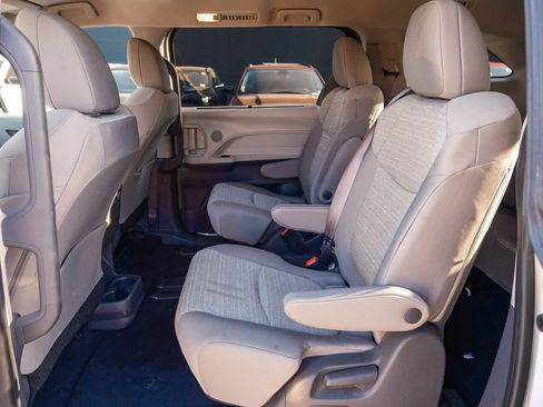 Certified 2021 Toyota Sienna LE AWD/4WD image 19