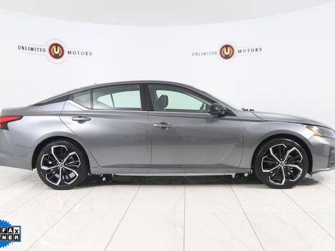 Used 2023 Nissan Altima 2.5 SR image 2