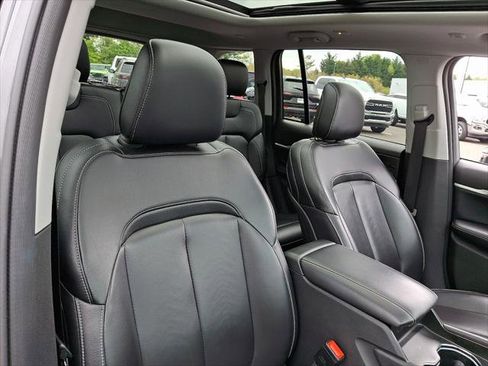 Certified 2024 Jeep Grand Cherokee Limited w/ Black Appearance Package AWD/4WD image 13