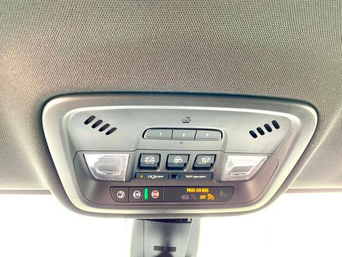 Used 2023 Chevrolet Traverse High Country FWD image 42