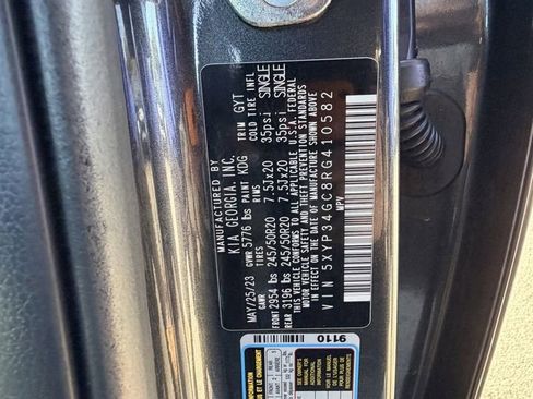 Used 2024 Kia Telluride EX w/ EX Captain's Chair Package image 37