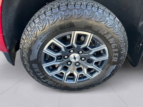 Used 2025 Chevrolet Colorado Z71 w/ Technology Package image 9