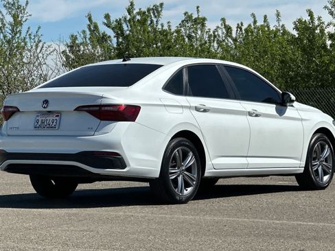 Used 2024 Volkswagen Jetta SE image 3