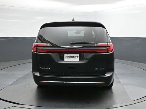 Used 2023 Chrysler Pacifica Touring-L image 8
