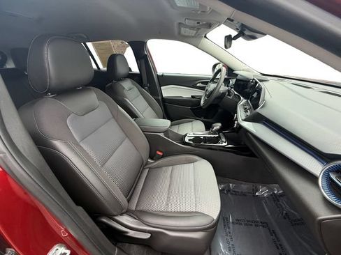 Used 2025 Chevrolet Trax LT FWD image 23