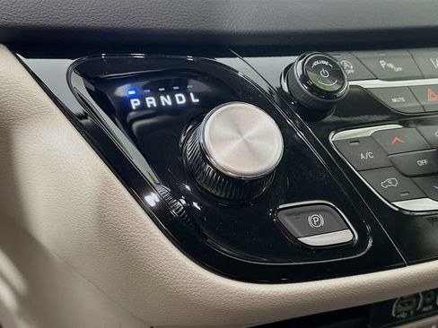 Used 2024 Chrysler Pacifica Touring-L image 21