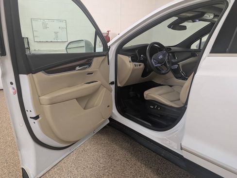 Used 2017 Cadillac XT5 Luxury w/ Driver Awareness Package AWD/4WD image 6