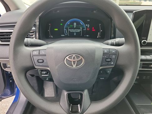 Used 2025 Toyota Camry LE image 19