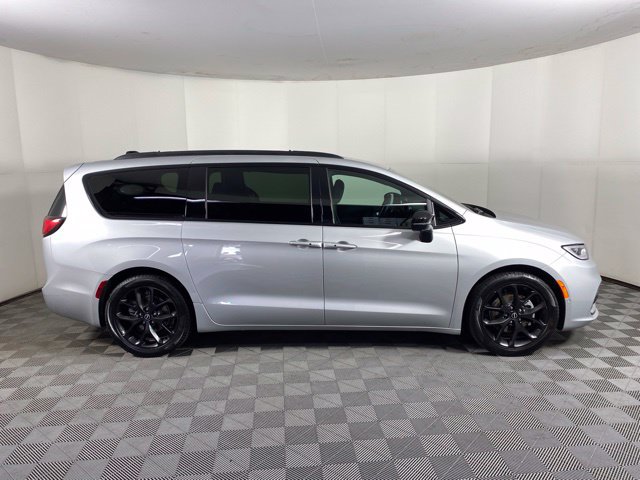 Used 2026 Chrysler Pacifica Select w/ S Appearance Package FWD image 2
