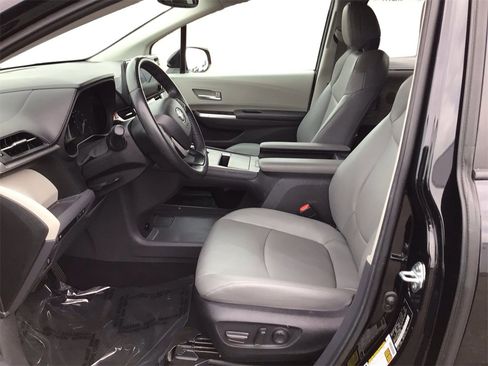 Used 2024 Toyota Sienna XLE image 9