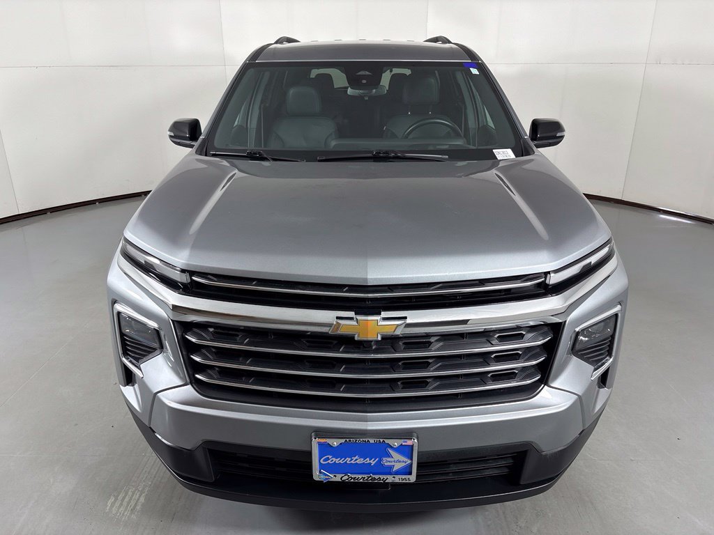Used 2025 Chevrolet Traverse LT FWD image 3
