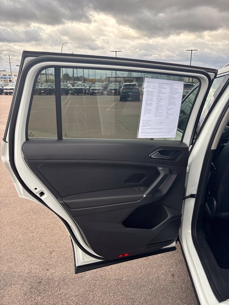 Used 2018 Volkswagen Tiguan SEL AWD/4WD image 19