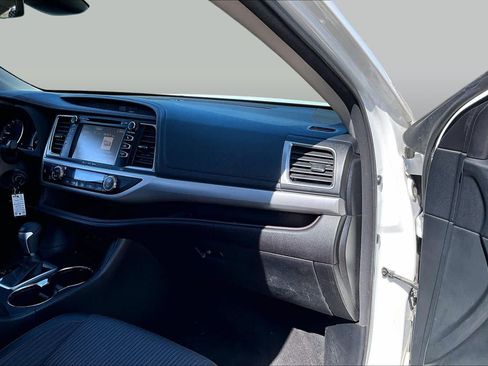 Used 2017 Toyota Highlander Plus FWD image 17