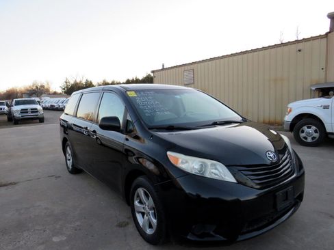 Used 2012 Toyota Sienna LE image 3