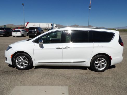 Used 2020 Chrysler Pacifica Limited FWD image 4
