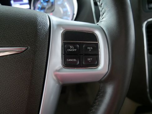Used 2013 Chrysler Town & Country Touring-L w/ Driver Convenience Group FWD image 28