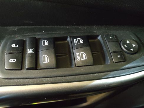 Used 2019 Jeep Cherokee Limited image 27