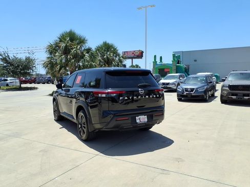 Used 2024 Nissan Pathfinder S FWD image 3