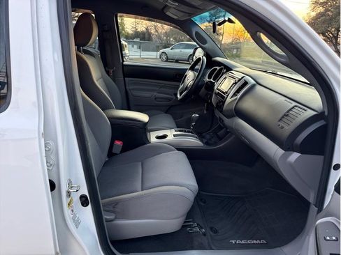 Used 2015 Toyota Tacoma PreRunner w/ TRD Sport Package image 18