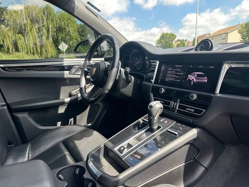 Used 2022 Porsche Macan AWD/4WD image 25