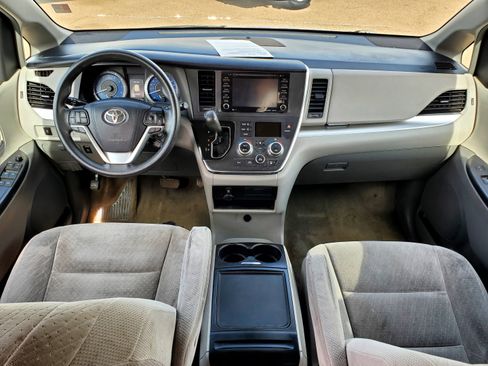 Used 2018 Toyota Sienna LE image 19