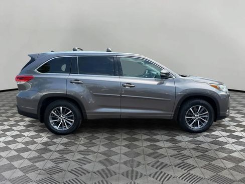 Used 2018 Toyota Highlander XLE w/ Protection Package #3 AWD/4WD image 4