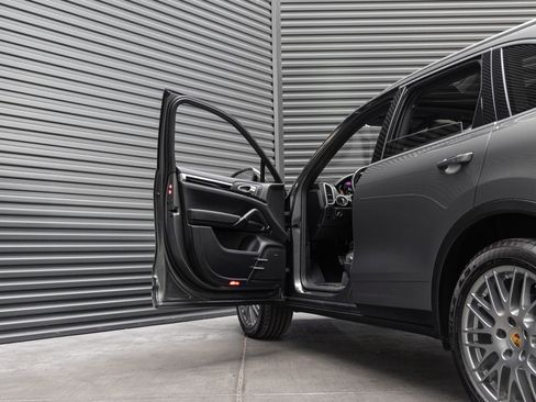 Used 2017 Porsche Cayenne S image 13