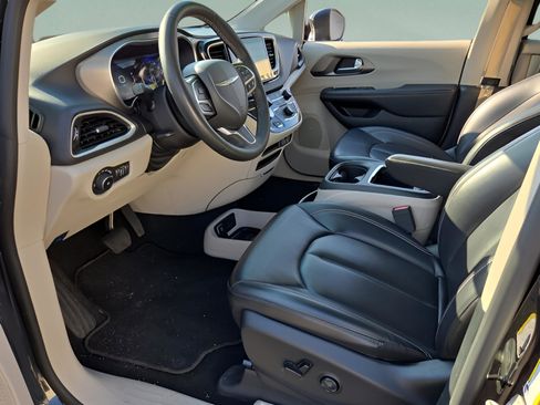 Used 2023 Chrysler Pacifica Touring-L image 11