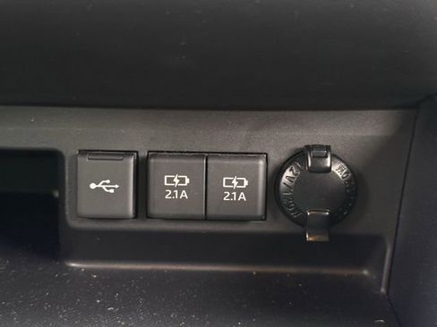 Used 2021 Toyota Highlander XLE AWD/4WD image 22
