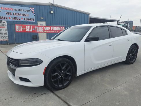 Used 2019 Dodge Charger SXT w/ Blacktop Package RWD image 2