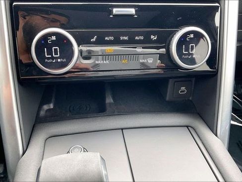 Used 2025 Land Rover Discovery Dynamic SE image 37