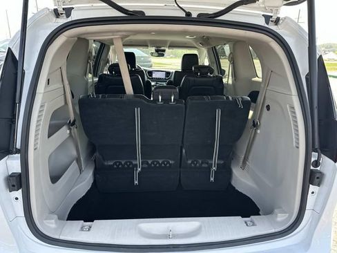 Used 2024 Chrysler Pacifica Touring-L FWD image 14