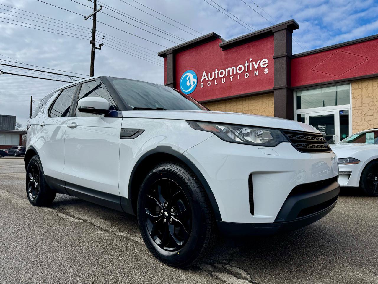 Used 2017 Land Rover Discovery SE AWD/4WD image 2