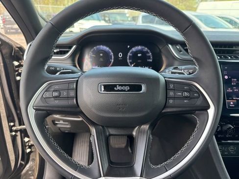 Used 2025 Jeep Grand Cherokee Laredo X image 14