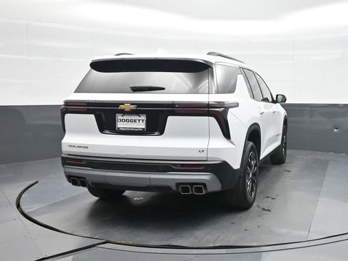 Used 2024 Chevrolet Traverse LT w/ Enhanced Driving Package image 7