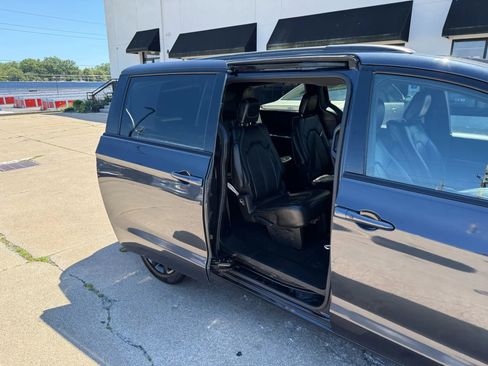 Used 2019 Chrysler Pacifica Touring-L Plus w/ Advanced Safetytec Group image 29
