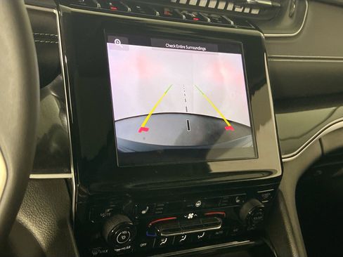 Used 2023 Jeep Grand Cherokee Laredo w/ Luxury Tech Group I image 13