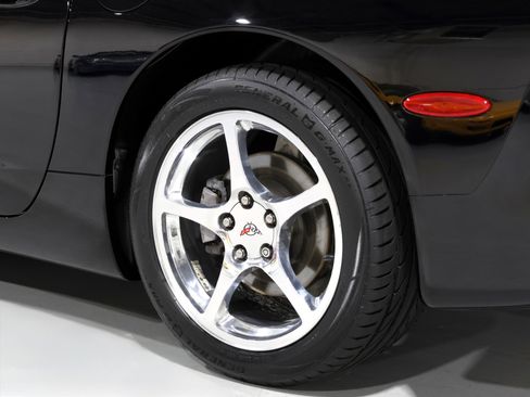 Used 2004 Chevrolet Corvette Coupe w/ Roof Package RWD image 22