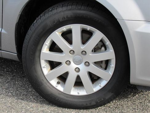 Used 2016 Chrysler Town & Country Touring image 7